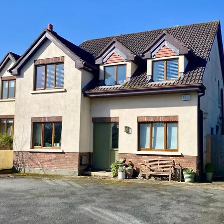 4 Bed House - Sleeps 8 - Pets - Parking - Wifi * Greystones