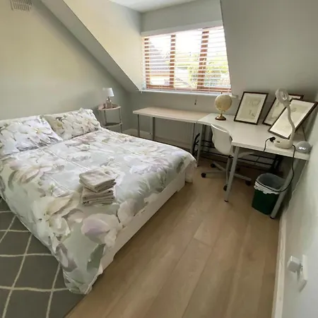 4 Bed House - Sleeps 8 - Pets - Parking - Wifi Casa vacanze *
