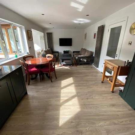 4 Bed House - Sleeps 8 - Pets - Parking - Wifi * Greystones