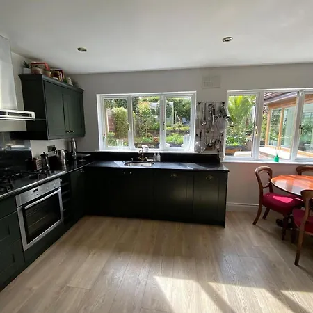 4 Bed House - Sleeps 8 - Pets - Parking - Wifi * Greystones