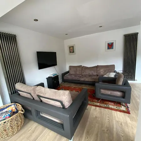 Casa vacanze 4 Bed House - Sleeps 8 - Pets - Parking - Wifi *