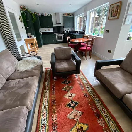 Casa vacanze 4 Bed House - Sleeps 8 - Pets - Parking - Wifi
