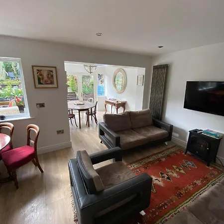 4 Bed House - Sleeps 8 - Pets - Parking - Wifi Casa vacanze Greystones