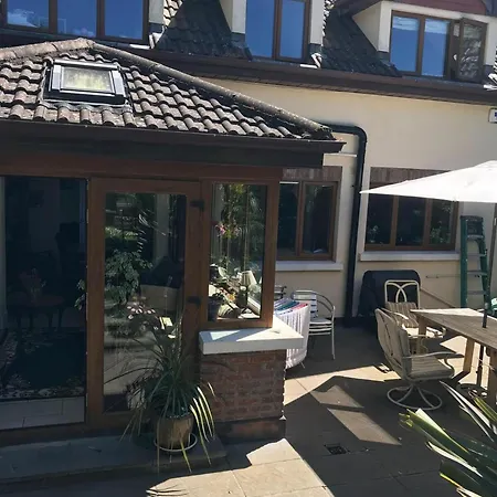 Casa vacanze 4 Bed House - Sleeps 8 - Pets - Parking - Wifi *