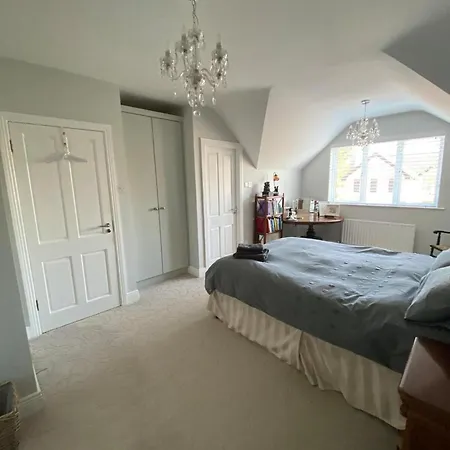 Casa vacanze 4 Bed House - Sleeps 8 - Pets - Parking - Wifi *
