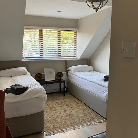 4 Bed House - Sleeps 8 - Pets - Parking - Wifi *