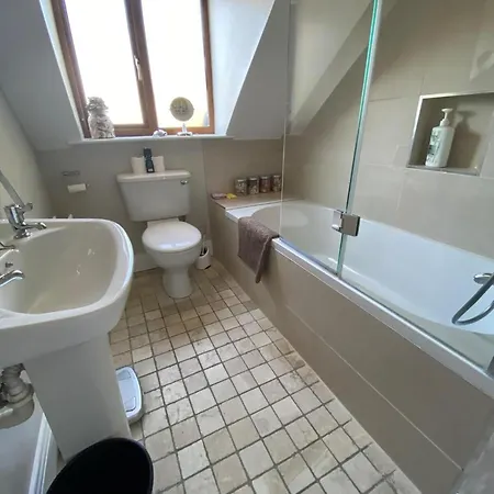 4 Bed House - Sleeps 8 - Pets - Parking - Wifi Casa vacanze *