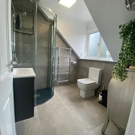 Casa vacanze 4 Bed House - Sleeps 8 - Pets - Parking - Wifi Greystones