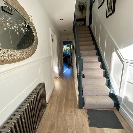 4 Bed House - Sleeps 8 - Pets - Parking - Wifi Greystones