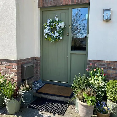 4 Bed House - Sleeps 8 - Pets - Parking - Wifi