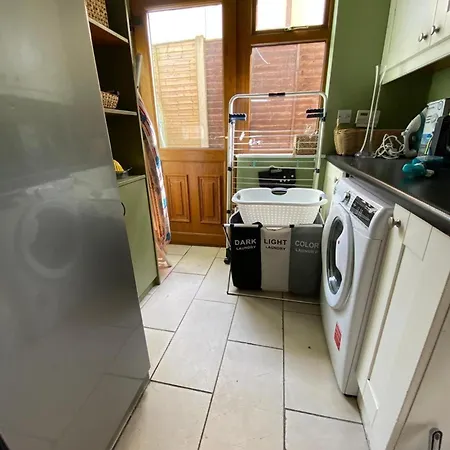 4 Bed House - Sleeps 8 - Pets - Parking - Wifi Casa vacanze